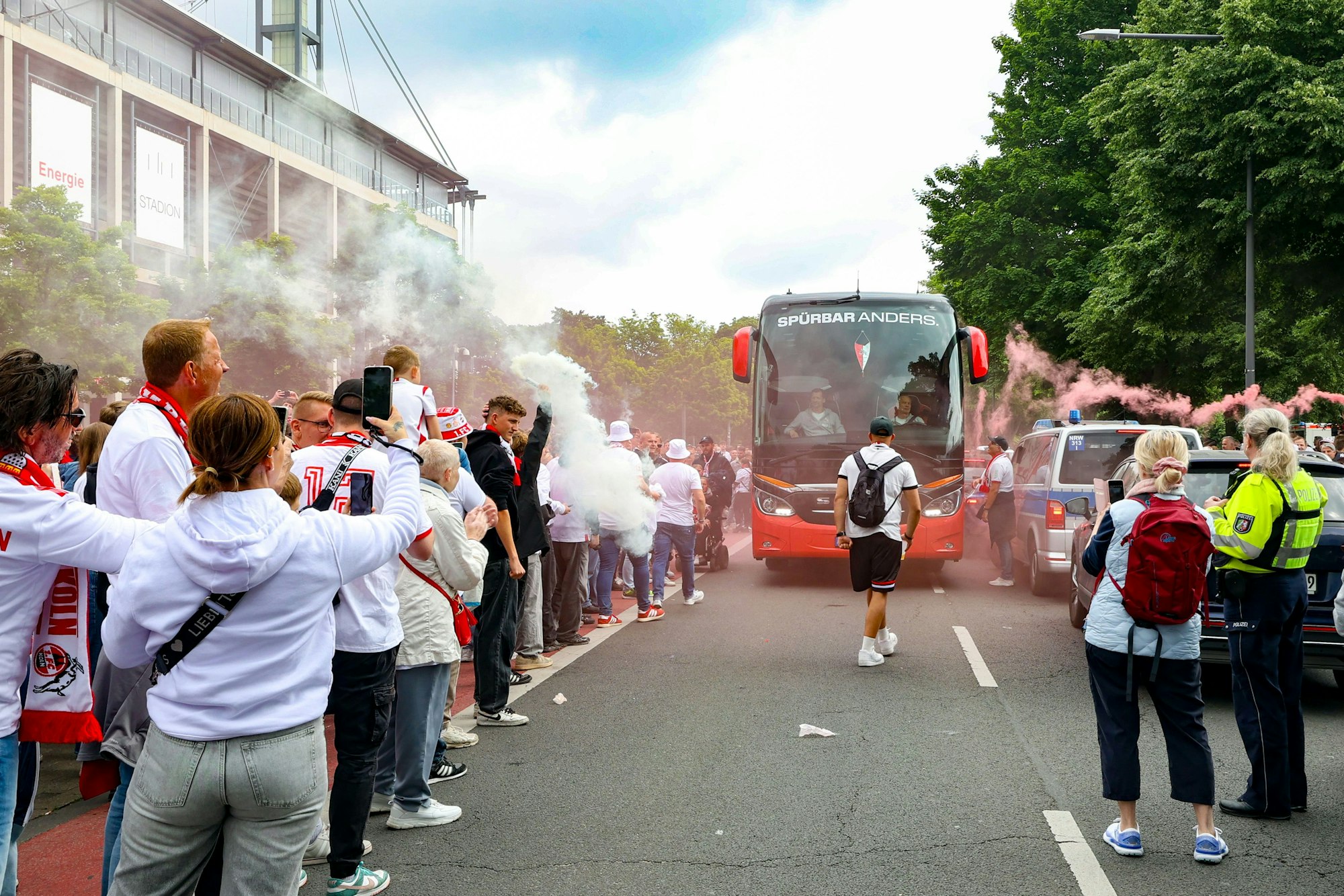Auch Bengalos wurden bei der Ankunft des FC-Busses gezündet.