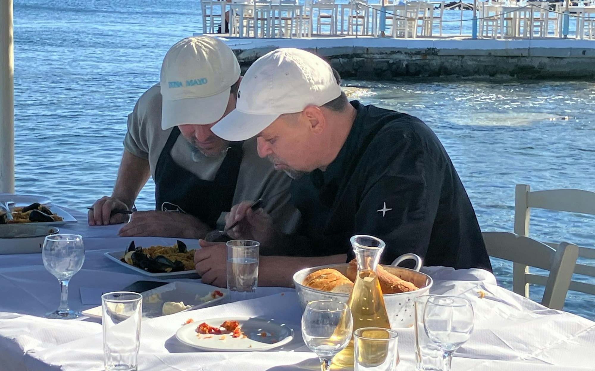Auf Santorini warten Fava, Tomatenfrikadellen und eine Art Paella auf Marteria und Mälzer. (Bild: RTL / Endemol Shine / Marité Schulte-Trux)