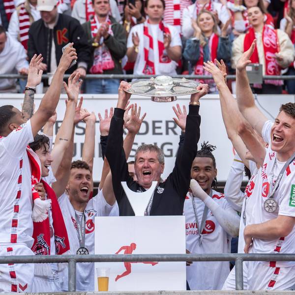 Friedhelm Funkel und seine Spieler feiern den Gewinn der Zweitliga-Meisterschaft.