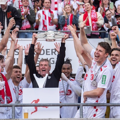 Friedhelm Funkel und seine Spieler feiern den Gewinn der Zweitliga-Meisterschaft.