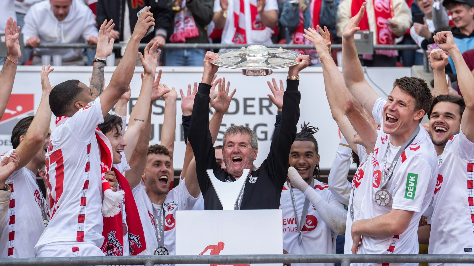 Friedhelm Funkel und seine Spieler feiern den Gewinn der Zweitliga-Meisterschaft.