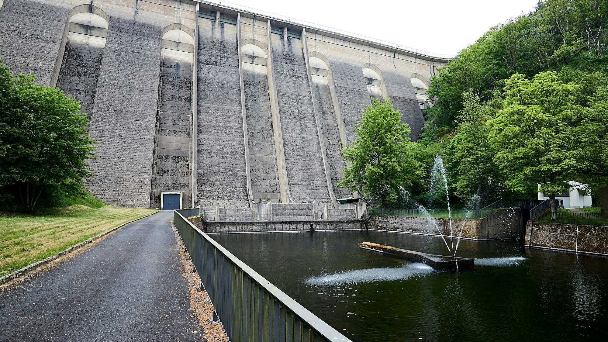 Das Bild zeigt die Staumauer der Oleftalsperre in Hellenthal.