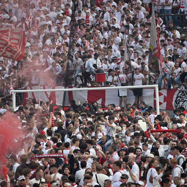 Platzsturm in Müngersdorf: Die Kölner Fans feiern den Aufstieg und die Zweitliga-Meisterschaft.