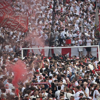 Platzsturm in Müngersdorf: Die Kölner Fans feiern den Aufstieg und die Zweitliga-Meisterschaft.
