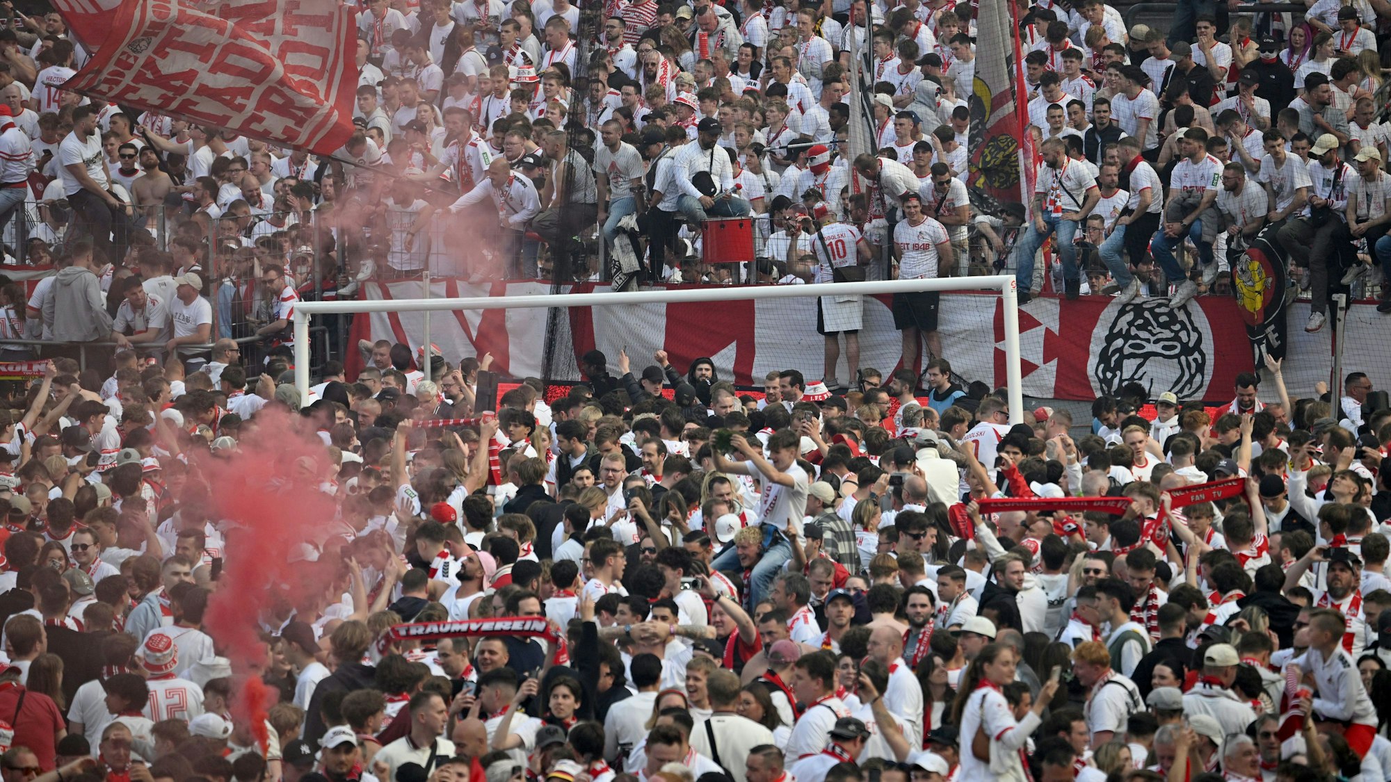 Platzsturm in Müngersdorf: Die Kölner Fans feiern den Aufstieg und die Zweitliga-Meisterschaft.