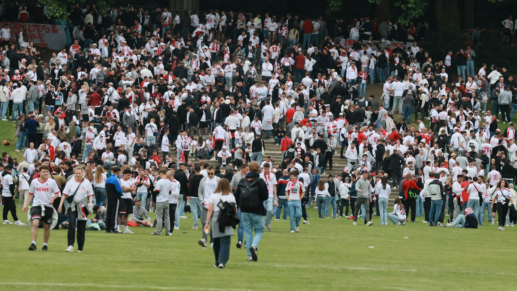 Fans auf der Jahnwiese