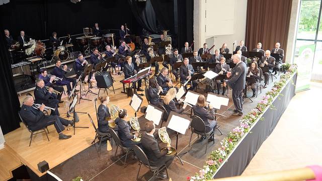 Die Musiker des Landespolizeiorchesters sitzen auf der Bühne im Kursaal in Gemünd und geben ein Konzert.