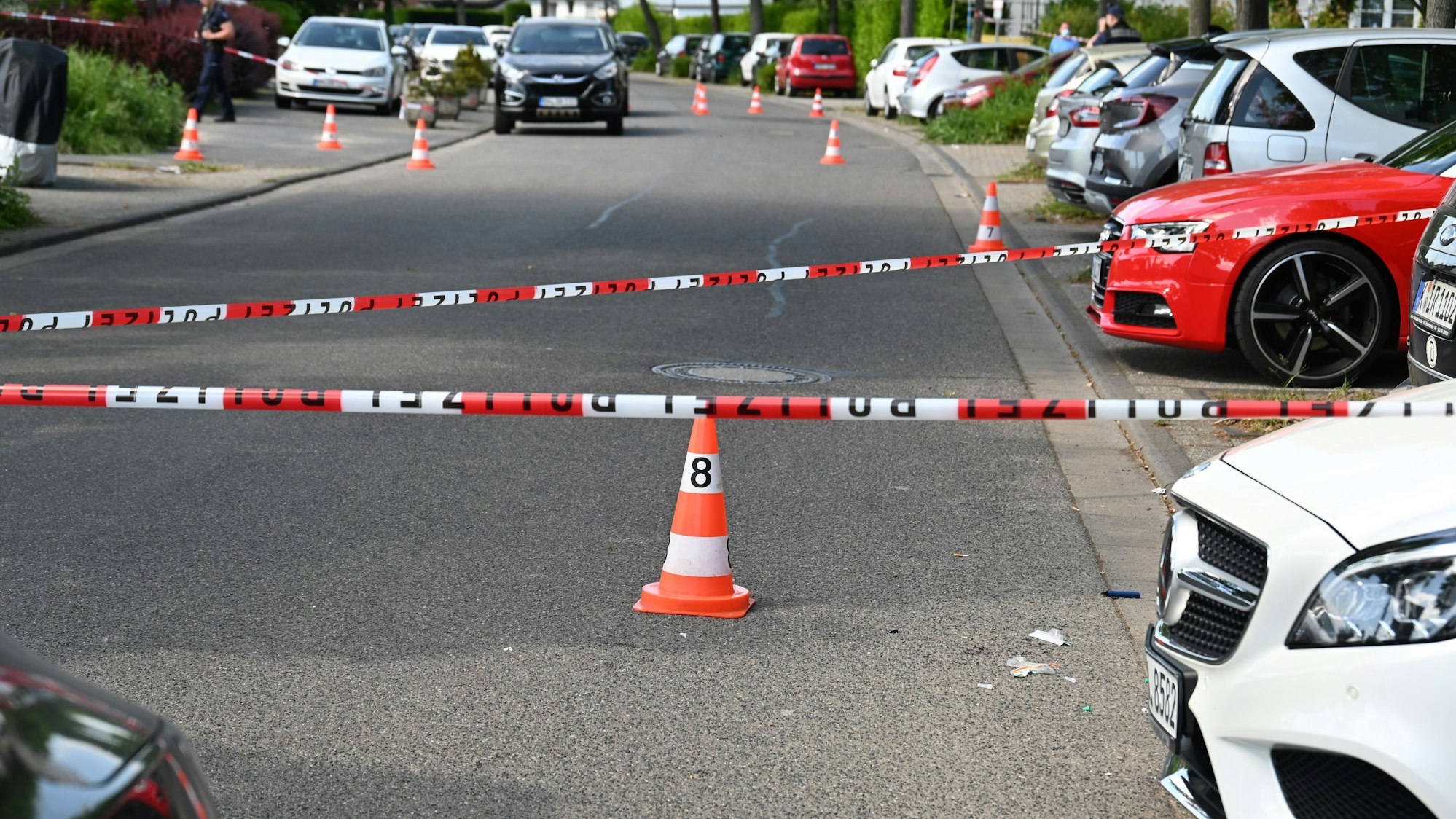 Am Kerpener Amtsgericht ist am Montag ein Mann niedergestochen worden. Der Tatort wurde abgesperrt.