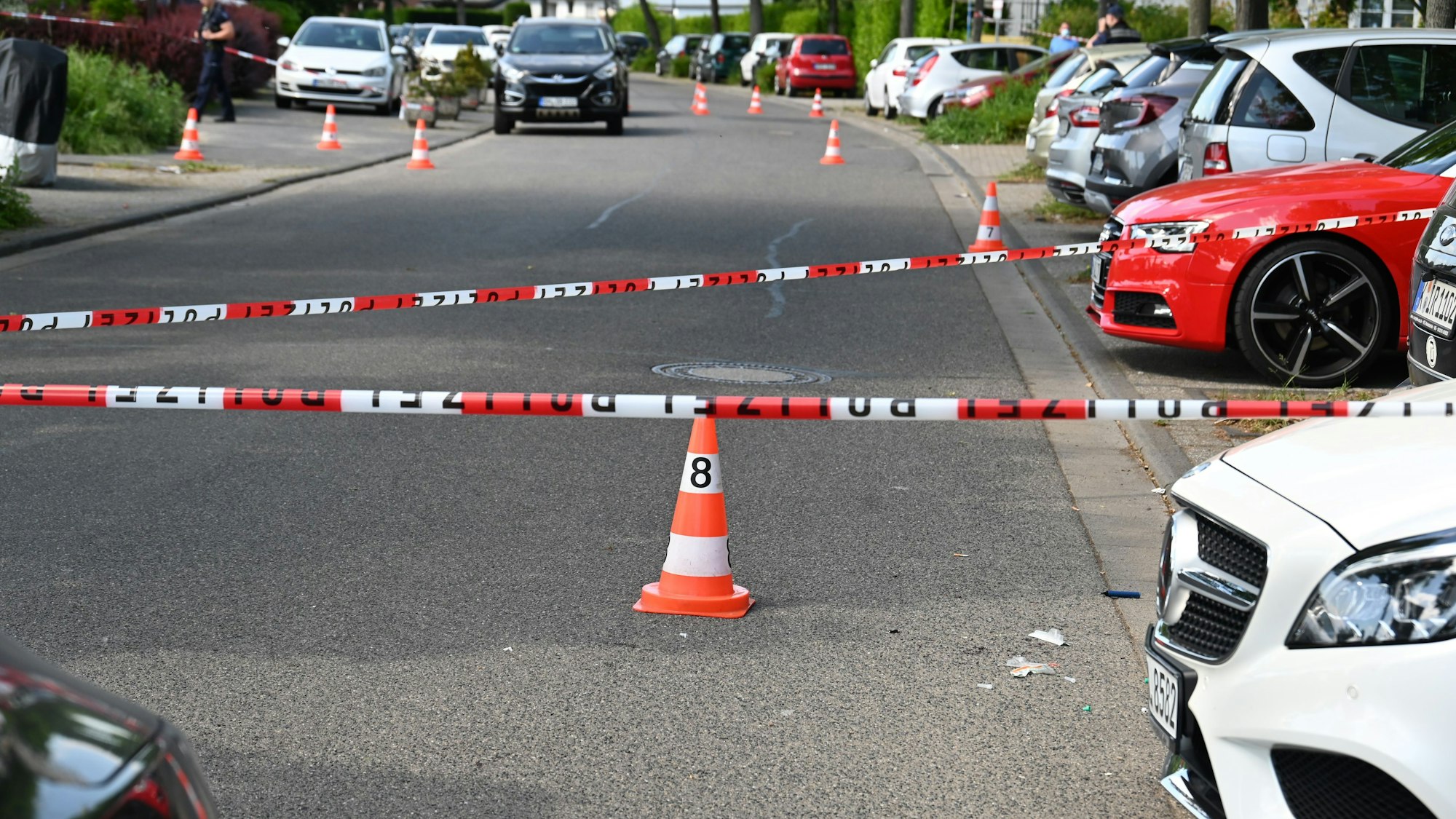 Am Kerpener Amtsgericht ist am Montag ein Mann niedergestochen worden. Der Tatort wurde abgesperrt.