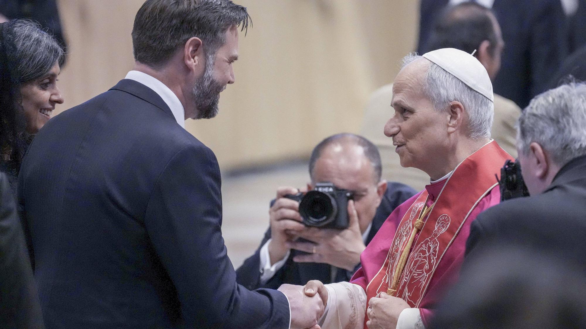 Papst Leo begrüßt J. D. Vance am Sonntag im Petersdom – es bliebt zunächst bei einem kurzen Wortwechsel. (Archivbild)