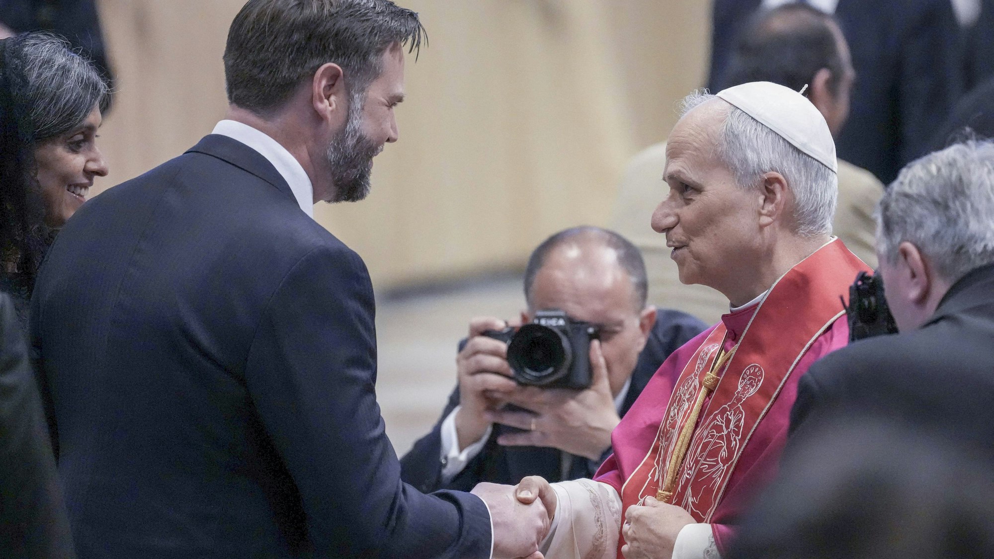 Papst Leo begrüßt J. D. Vance am Sonntag im Petersdom – es bliebt zunächst bei einem kurzen Wortwechsel. (Archivbild)