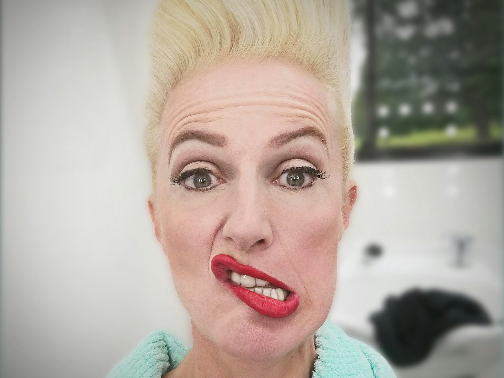 Katharina Hoffmann zieht auf dem Foto eine Grimasse.