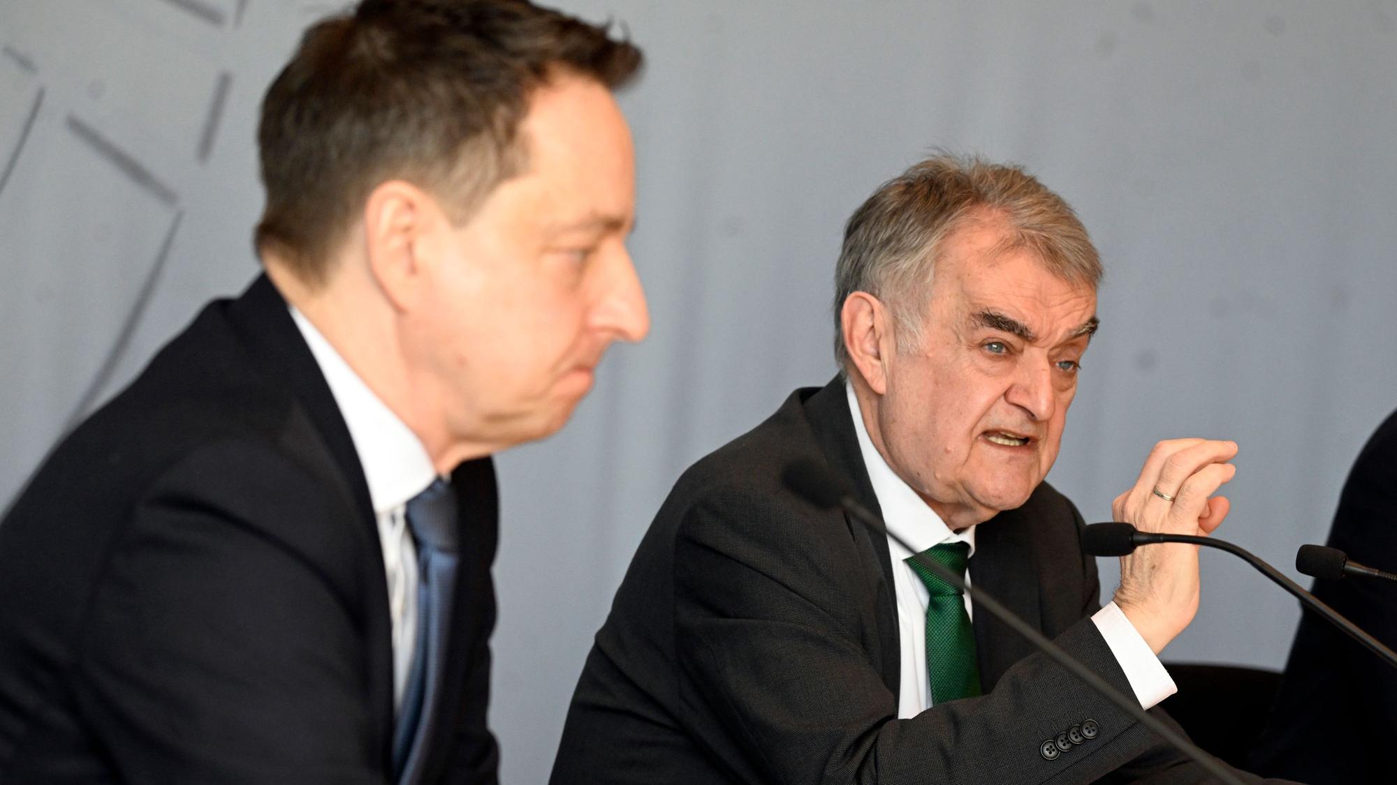 Herbert Reul (CDU,r), Innenminister von Nordrhein-Westfalen, stellt zusammen mit dem Leiter des Verfassungsschutzes Nordrhein-Westfalen, Jürgen Kayser, die Gesetzesnovelle vor.