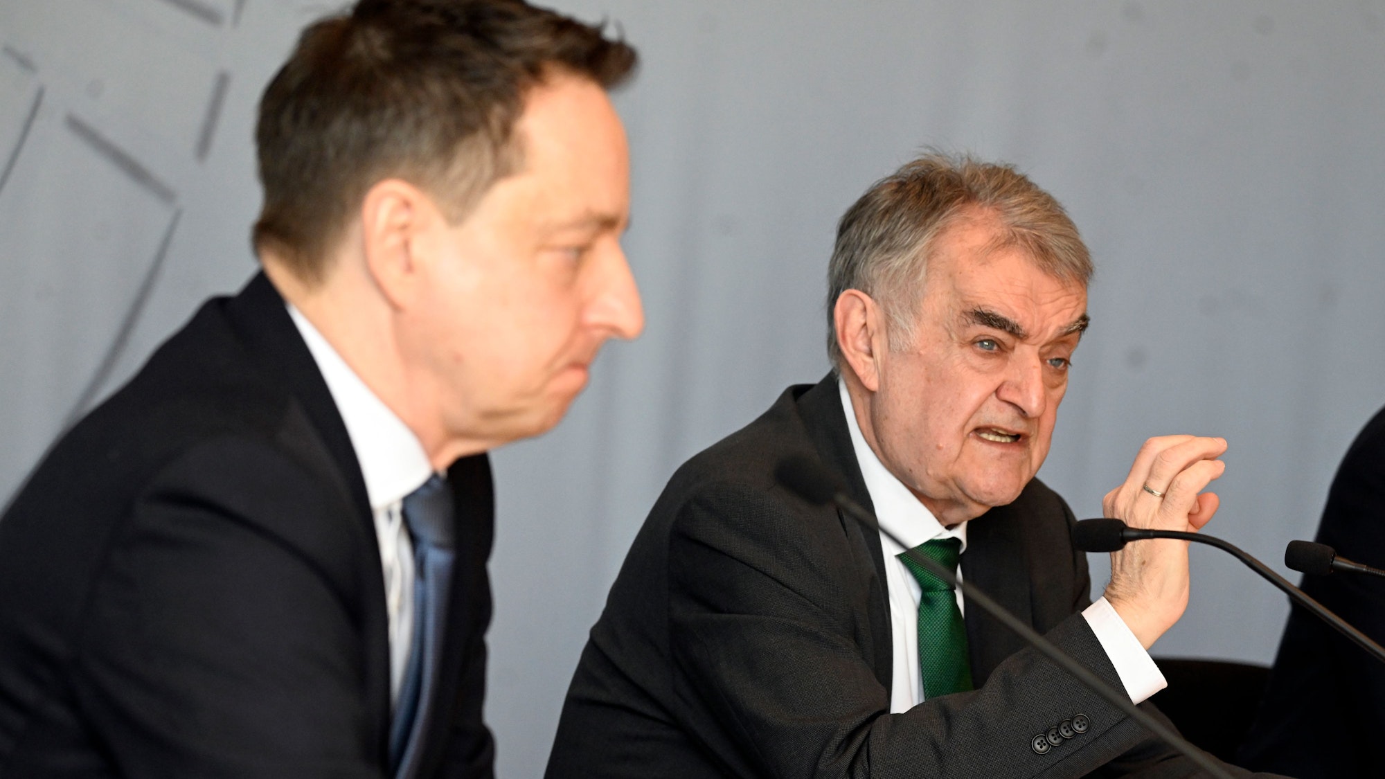 Herbert Reul (CDU,r), Innenminister von Nordrhein-Westfalen, stellt zusammen mit dem Leiter des Verfassungsschutzes Nordrhein-Westfalen, Jürgen Kayser, die Gesetzesnovelle vor.