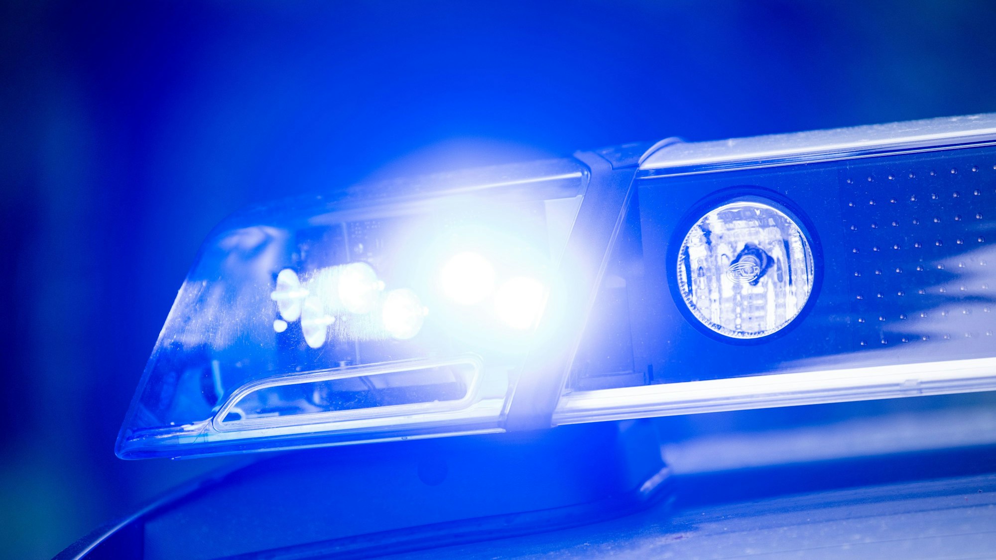 Ein Blaulicht leuchtet an einer Polizeistreife.