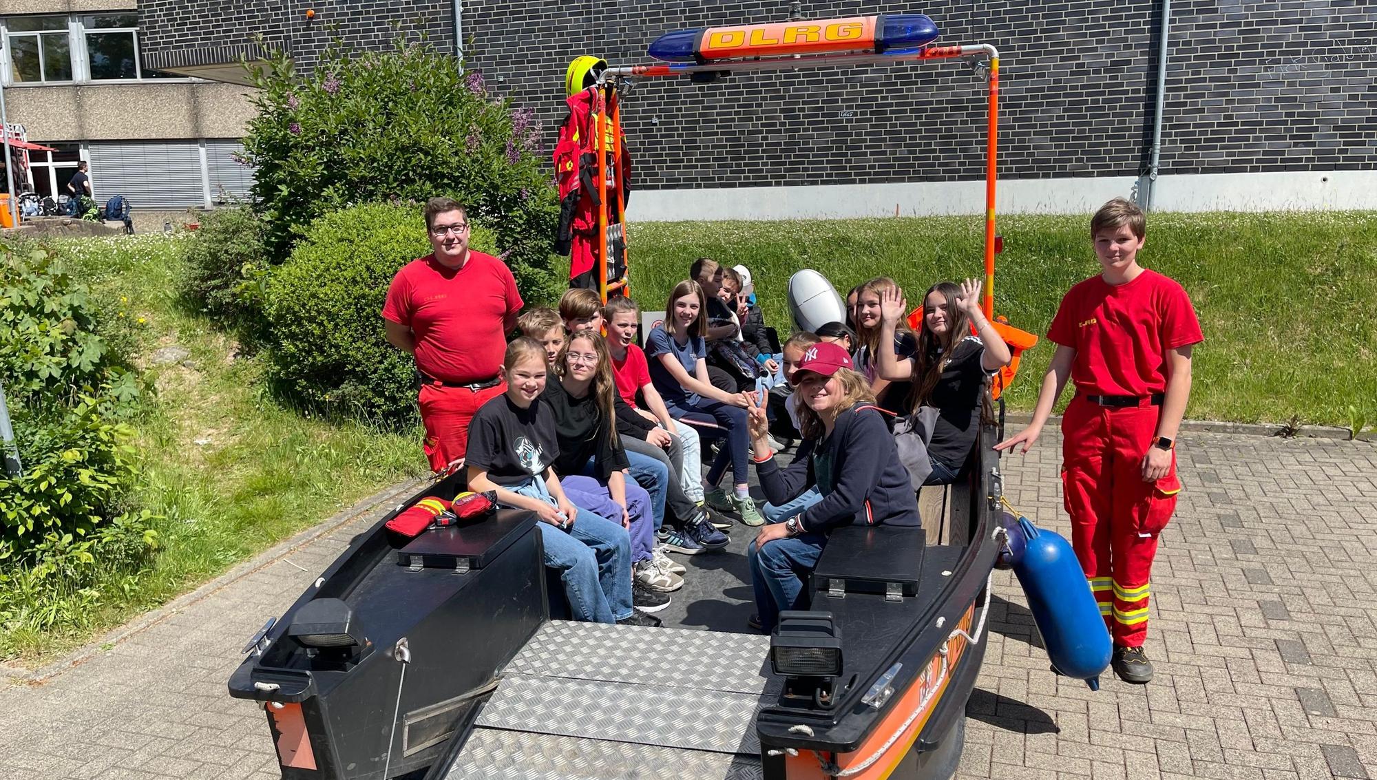 Kinder in einem Boot.