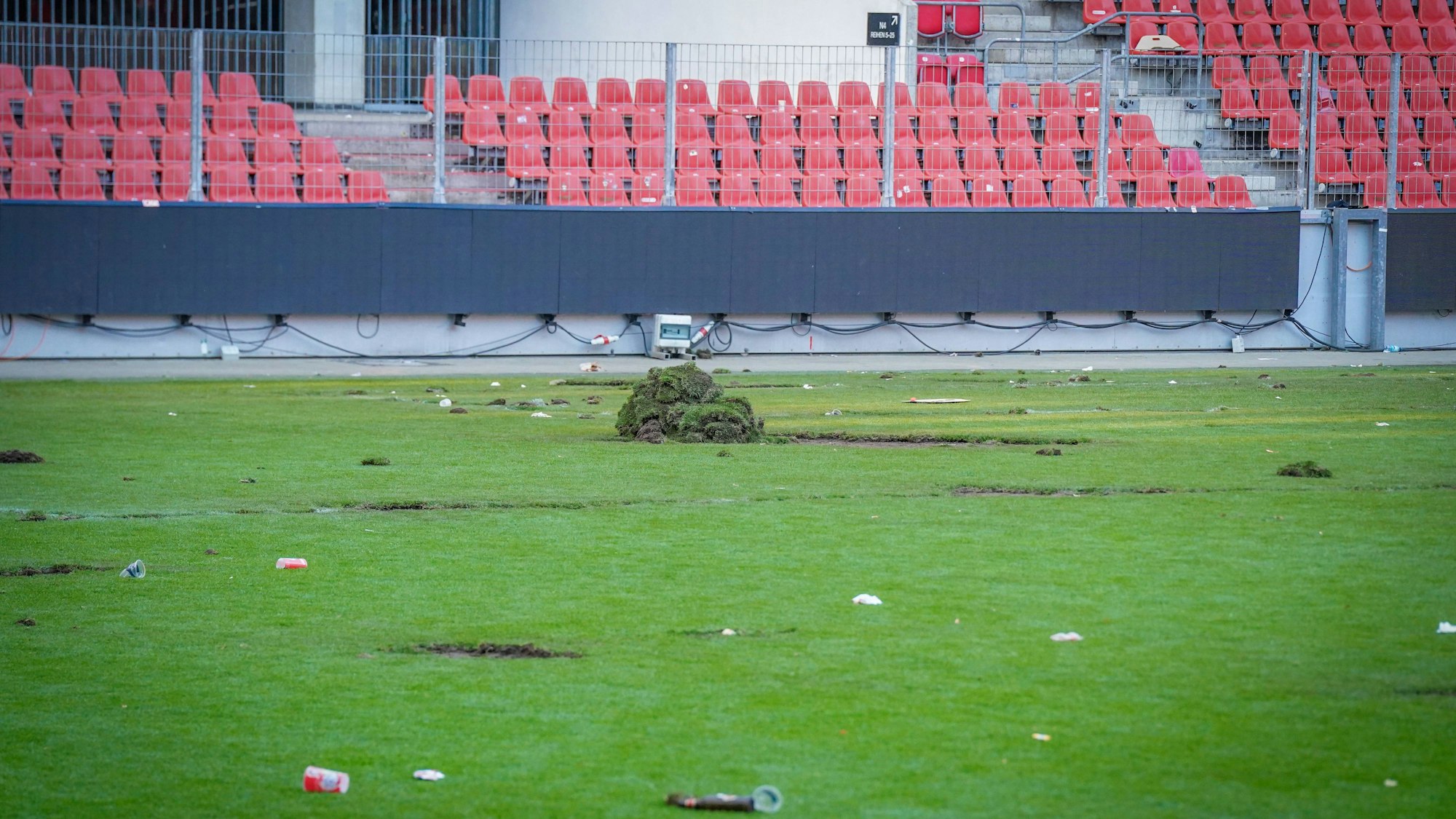 Kaputter Rasen nach dem Platzsturm: Im Sommer wird das Geläuf für Konzerte komplett entfernt und anschließend ersetzt.