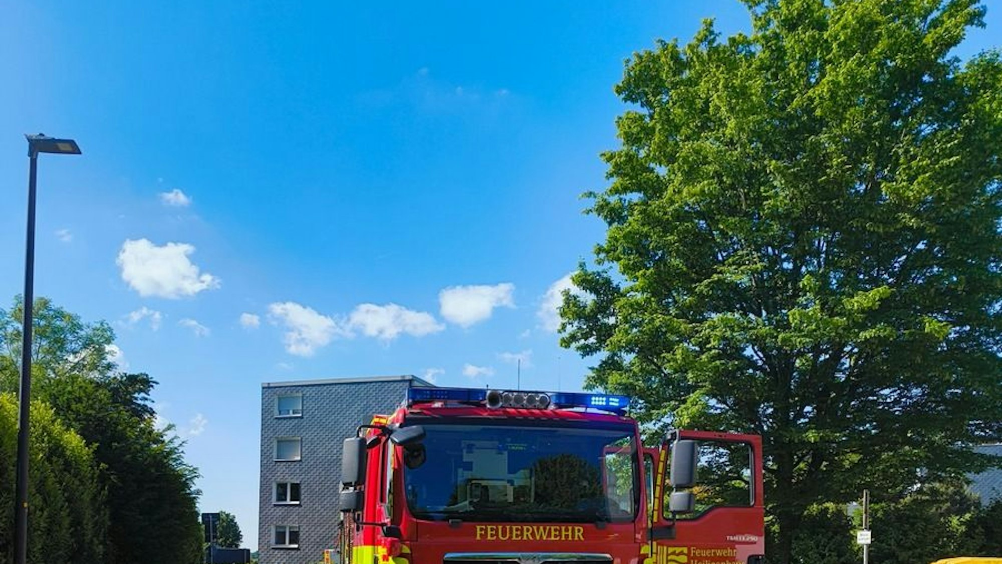 Die Feuerwehr Heiligenhaus rückte am Montagvormittag zu insgesamt drei Einsätzen aus - darunter ein Kellerbrand und eine Hydraulikspur.