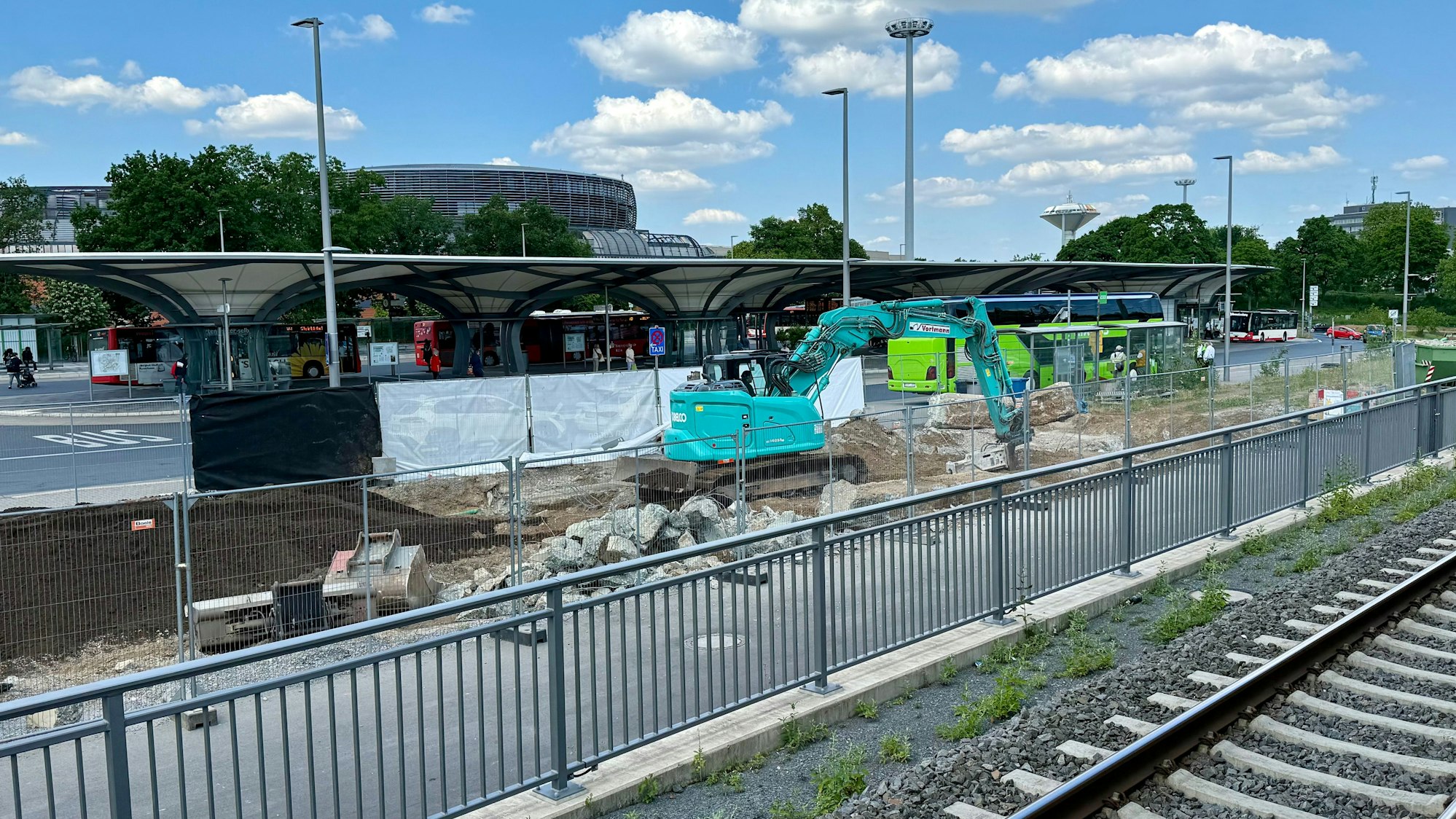 Ein Bagger gräbt neben dem Busbahnhof Leverkusen Mitte.