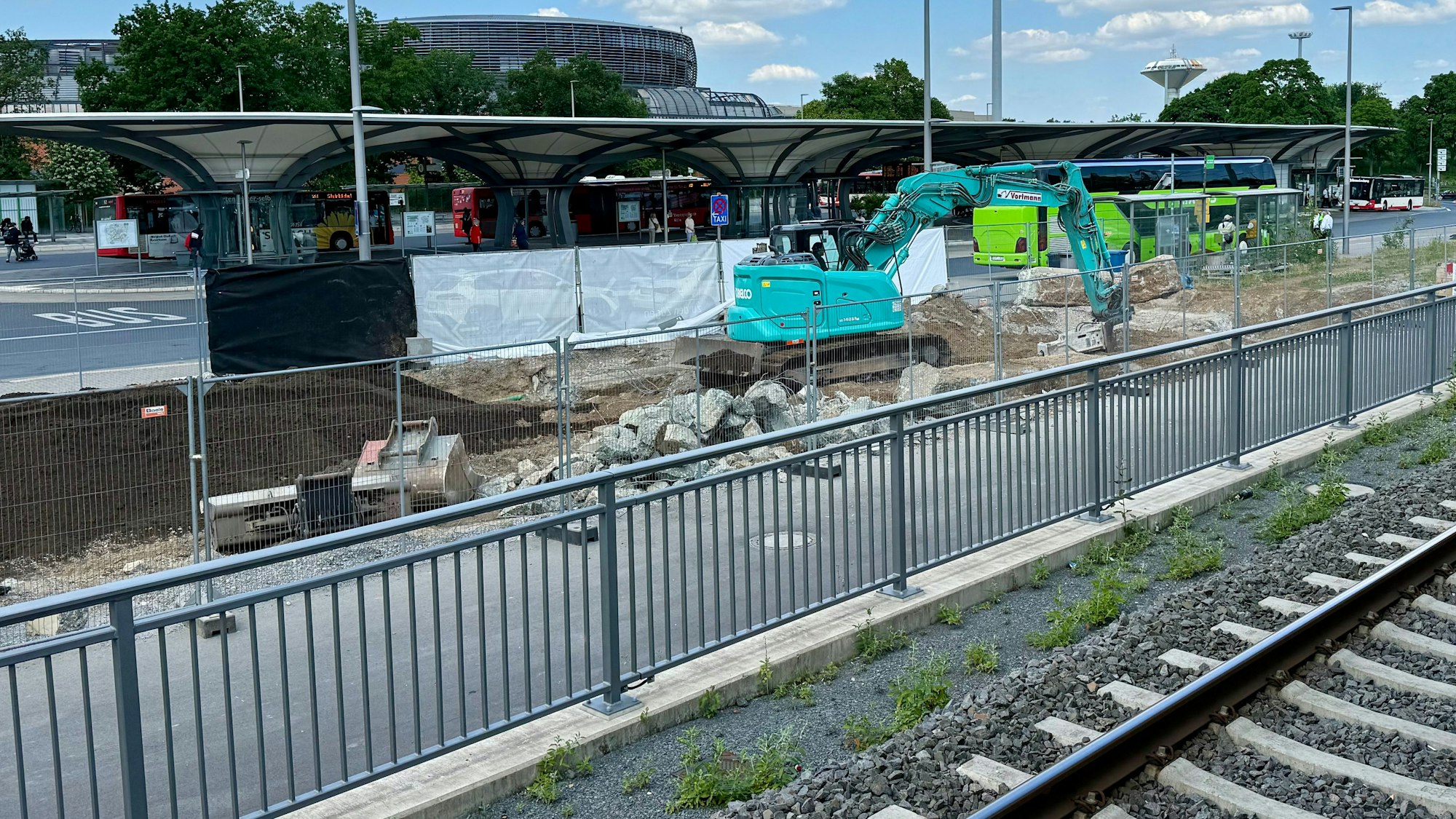 Ein Bagger am Bahnhof Leverkusen-Mitte
