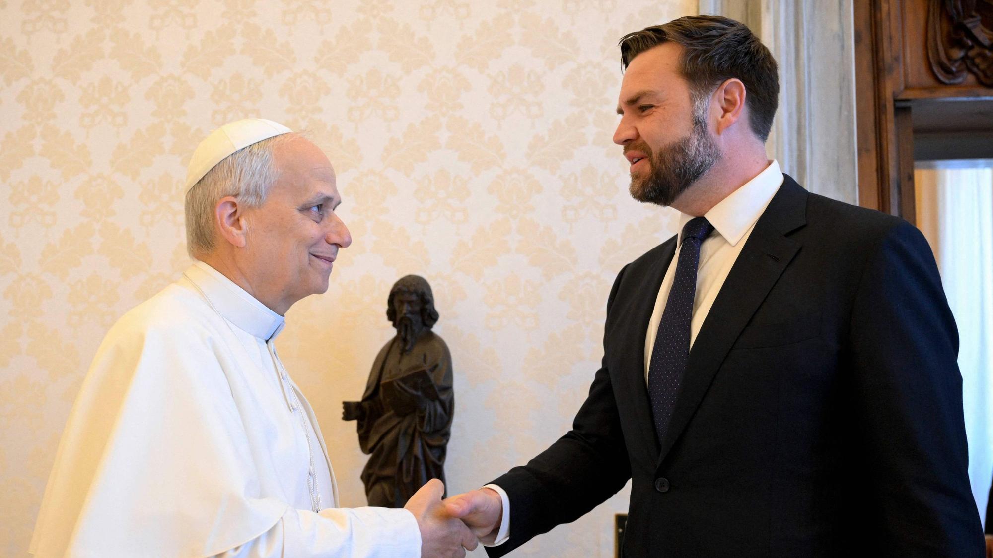Papst Leo begrüßt US-Vizepräsident J. D. Vance am Montag im Vatikan.