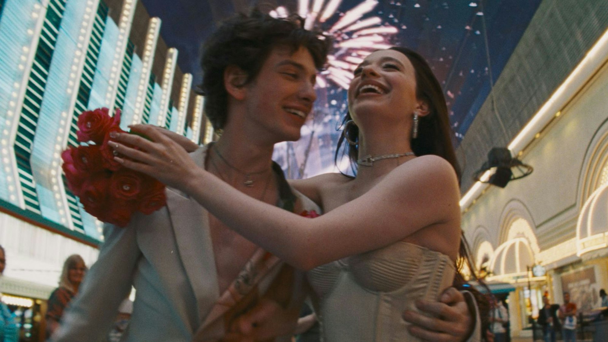 Ivan (Mark Eydelshteyn) und Anora (Mikey Madison) sind frisch verliebt. (Bild: Capelight Pictures)