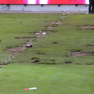 Bierflaschen und Löcher: Der Rasen im Rhein-Energie-Stadion ist nach dem Platzsturm am Sonntag in großen Teilen zerstört.