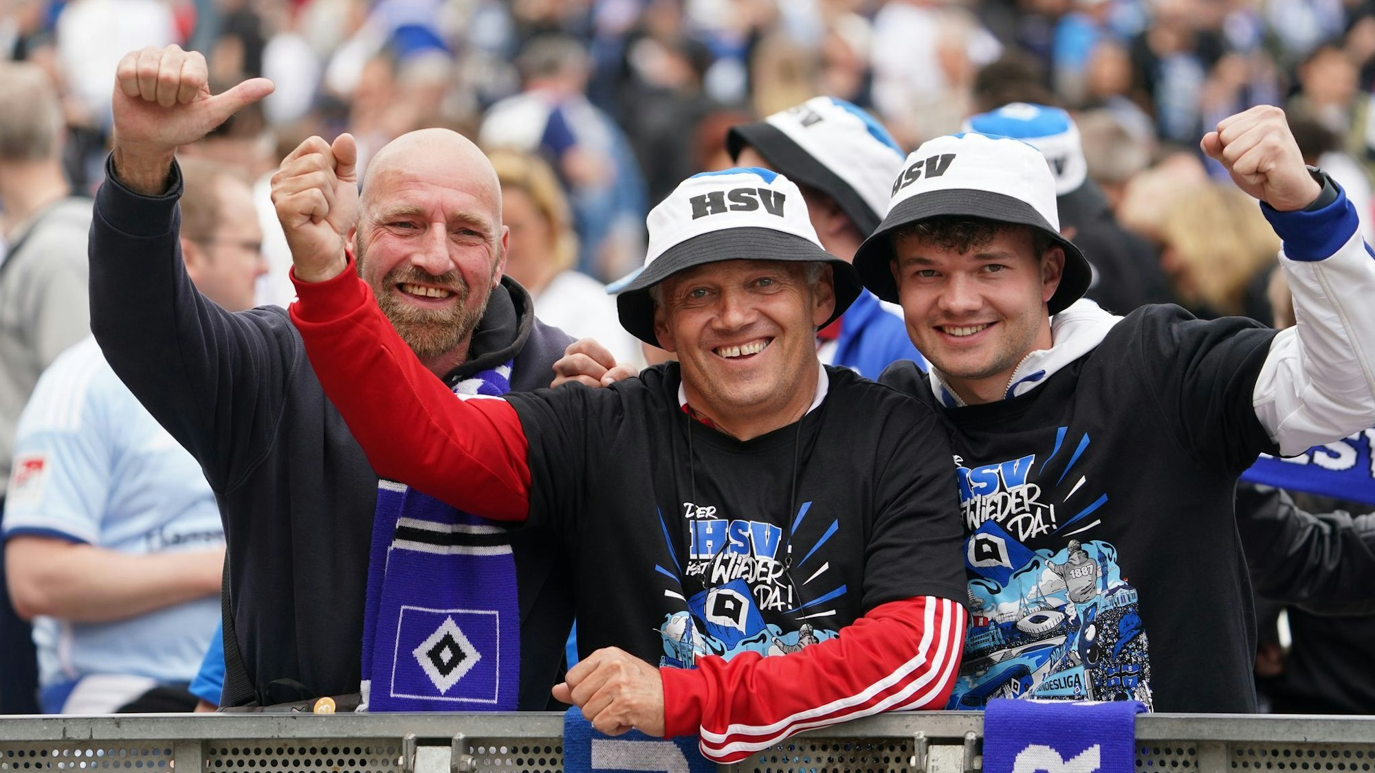 HSV-Fans stehen auf dem Rathausmarkt vor dem Hamburger Rathaus und feiern ihren Club.
