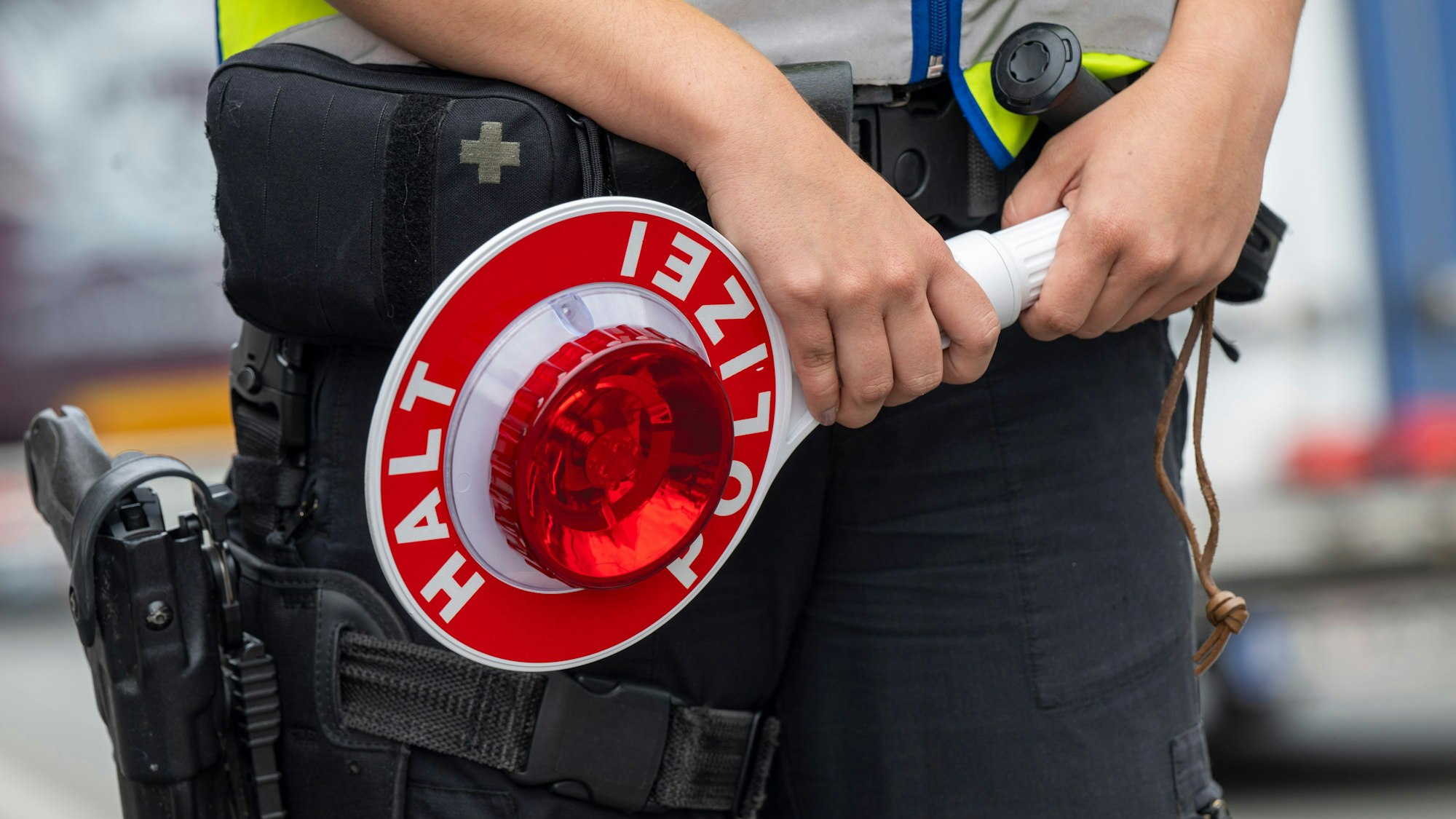 Eine Polizistin steht bei Grenzkontrollen der Bundespolizei am Grenzübergang