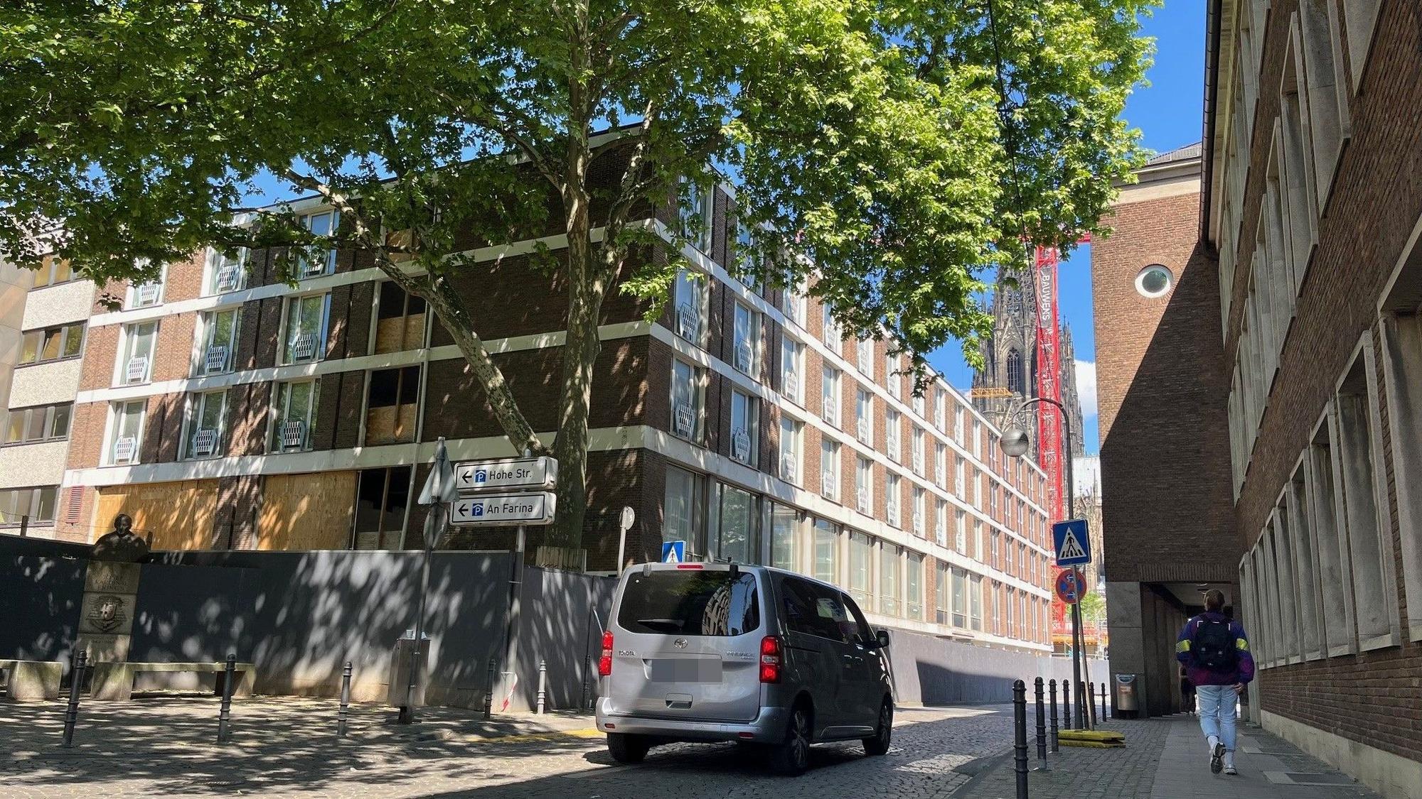 Bauzaun um das Senats-Hotel: Die Sanierung des Hotels am Dom (im Hintergrund) wurde durch eine Insolvenz gestoppt.