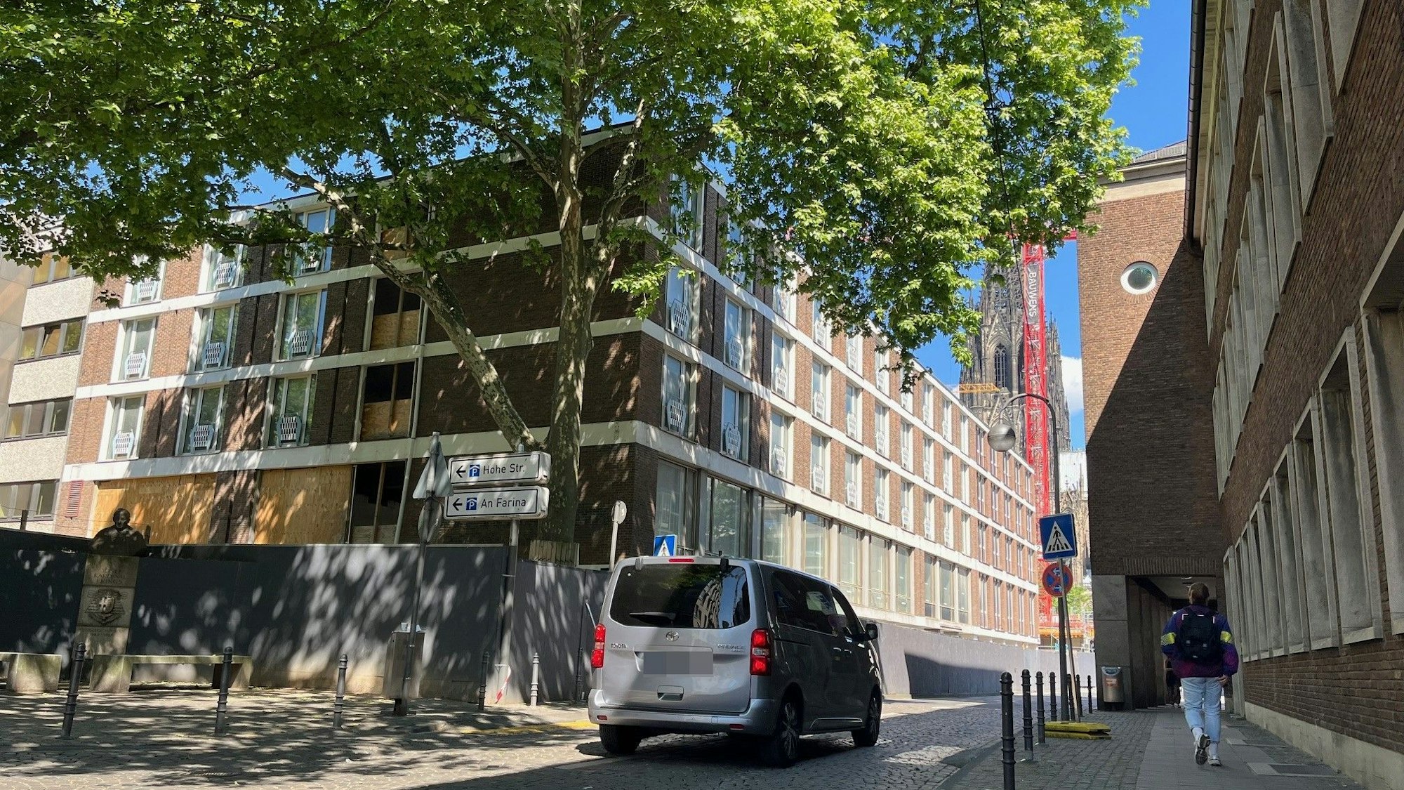 Bauzaun um das Senats-Hotel: Die Sanierung des Hotels am Dom (im Hintergrund) wurde durch eine Insolvenz gestoppt.