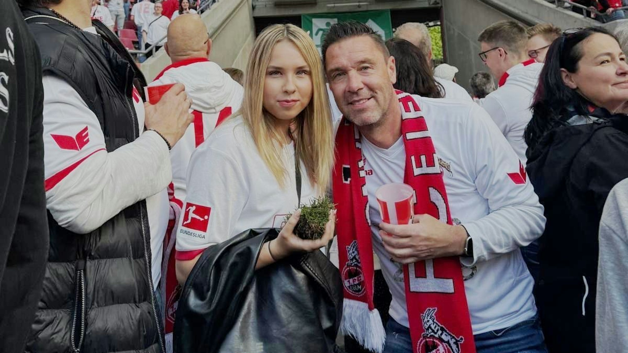 Das Bild zeigt Uwe Metternich mit seiner Tochter Leni im Stadion.