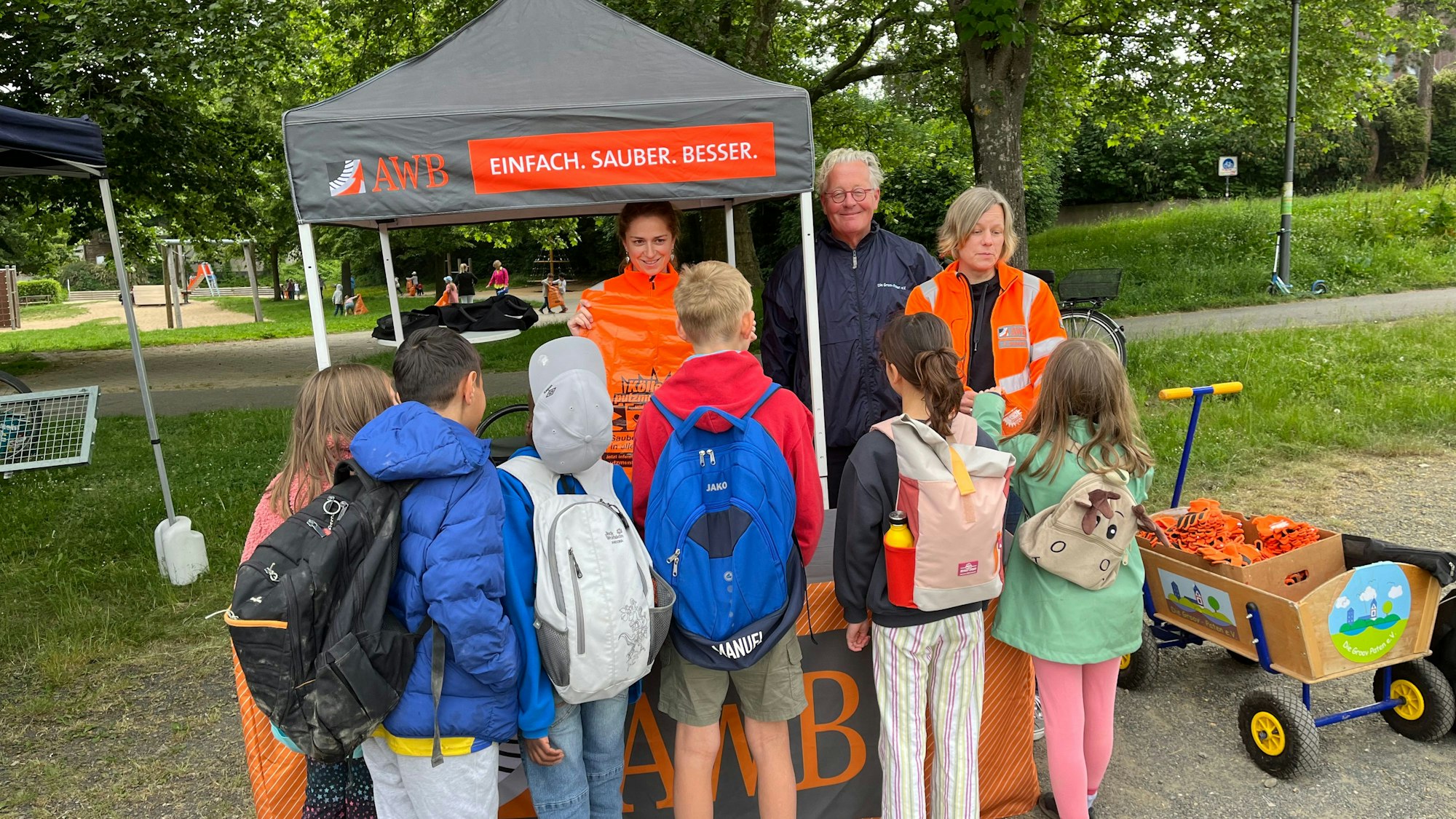 Die Abfallwirtschaftsbetriebe und die Steb unterstützten die Groov-Paten bei der Ausrüstung und Information der kleinen Müll-Sammler.