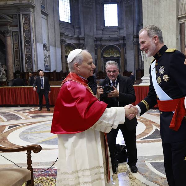 Königin Letizia und König Felipe begegnen Papst Leo XIV. in feierlicher Atmosphäre im Vatikan.