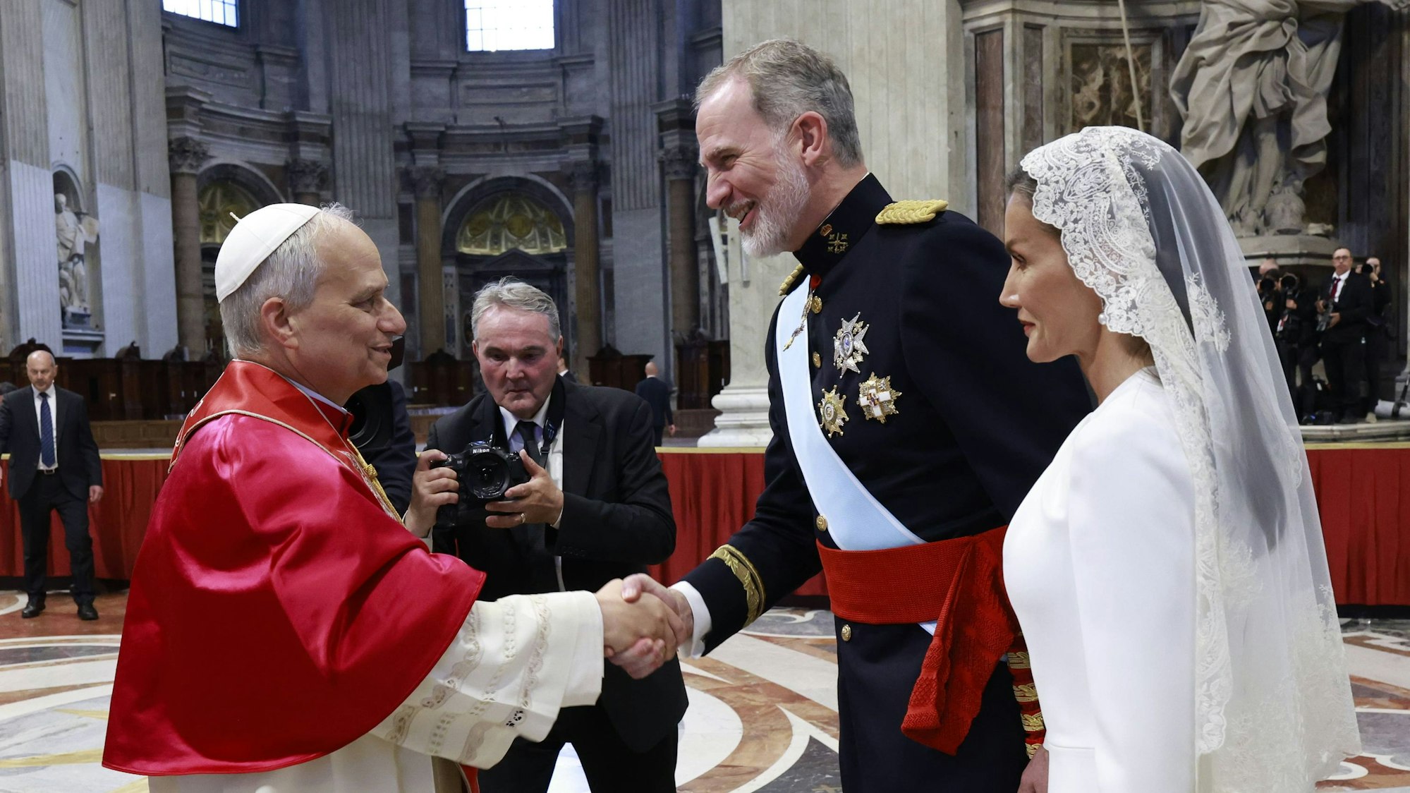 Königin Letizia und König Felipe begegnen Papst Leo XIV. in feierlicher Atmosphäre im Vatikan.