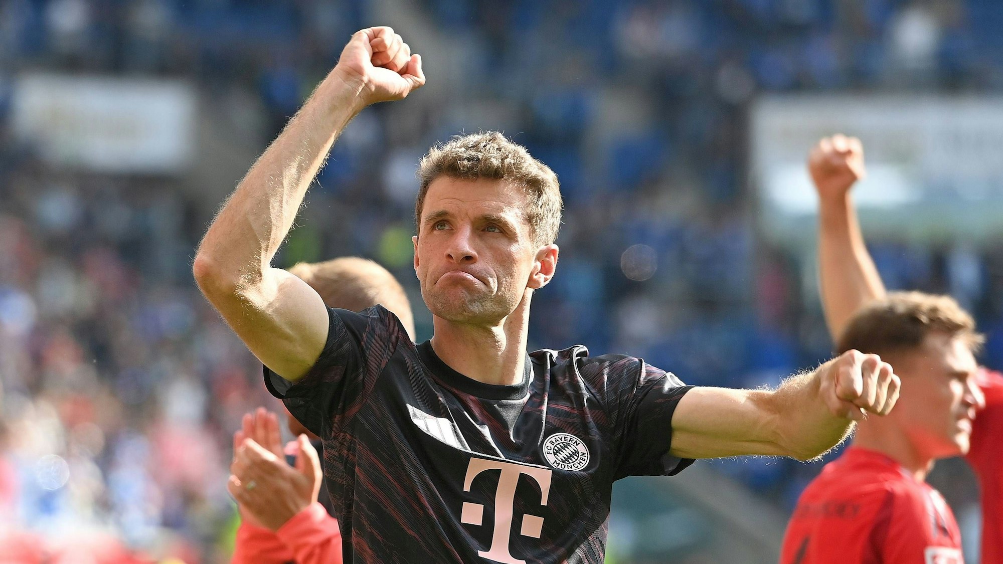 Thomas Müller in Siegerpose beim Abschiedsspiel Bayer München gegen Hoffenheim, das mit 4:0 für die Bayern endete.