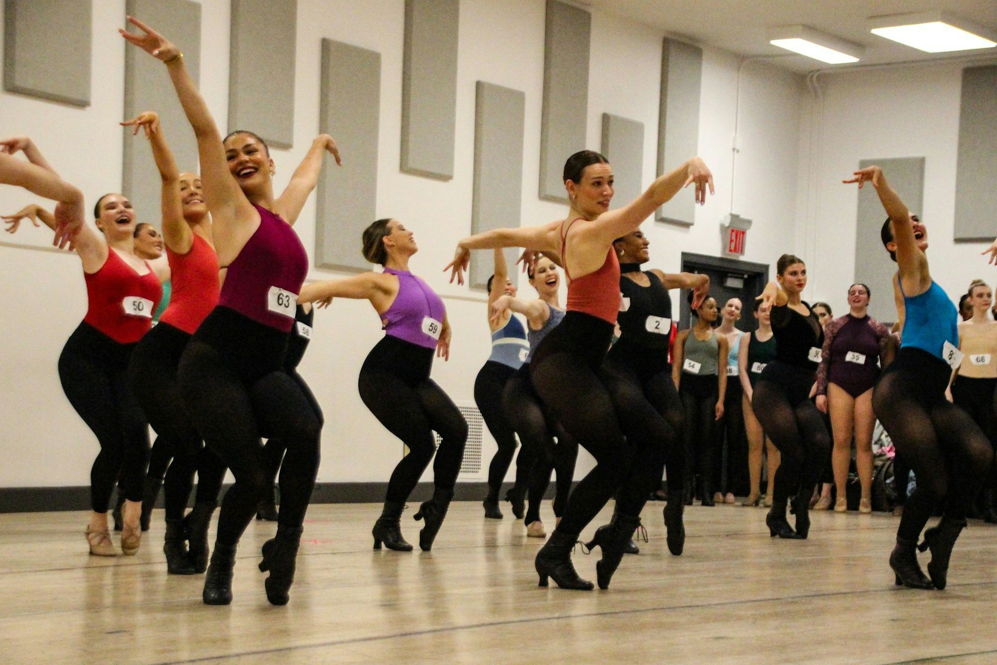 Beim Vortanzen müssen sich die Frauen in kürzester Zeit dehnen und aufwärmen und dann eine kurze Choreographie einstudieren.