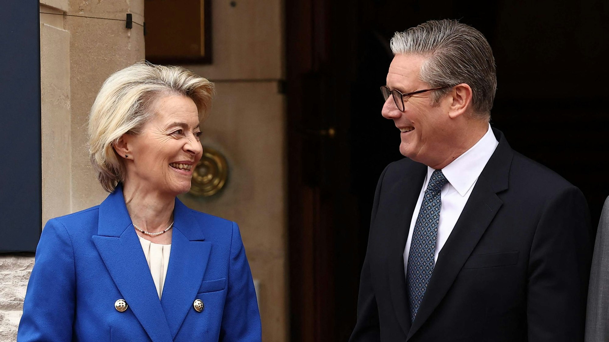 Gelöste Stimmung zwischen von der Leyen und Starmer vor dem Lancaster House in London.