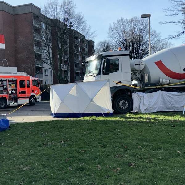An der Tankstelle am Rendsburger Platz überrollte der Betonmischer die Radfahrerin.
