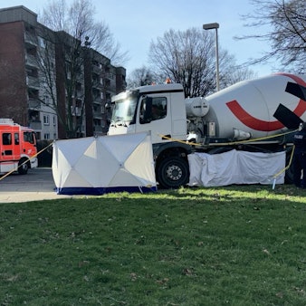 An der Tankstelle am Rendsburger Platz überrollte der Betonmischer die Radfahrerin.