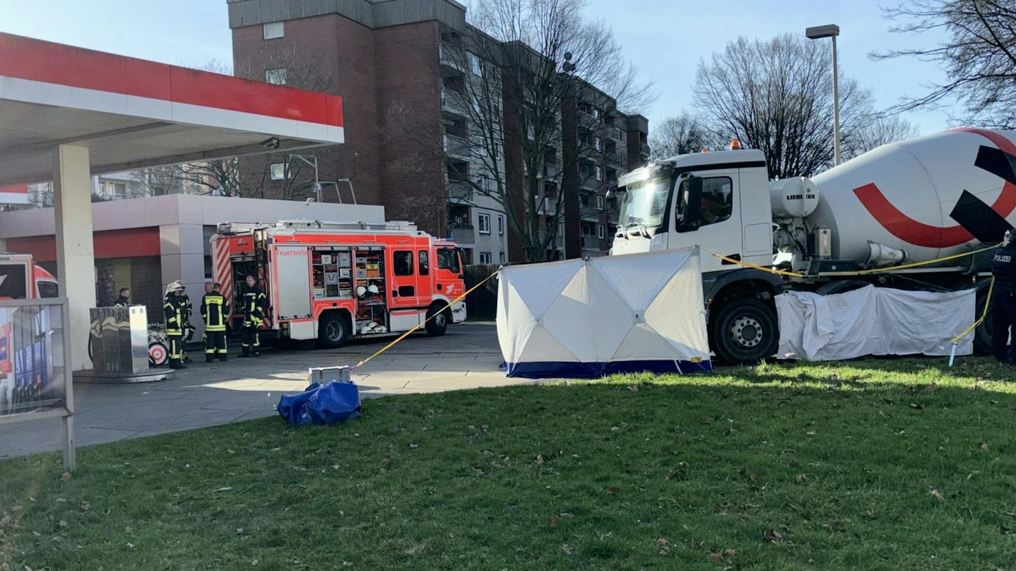 An der Tankstelle am Rendsburger Platz überrollte der Betonmischer die Radfahrerin.
