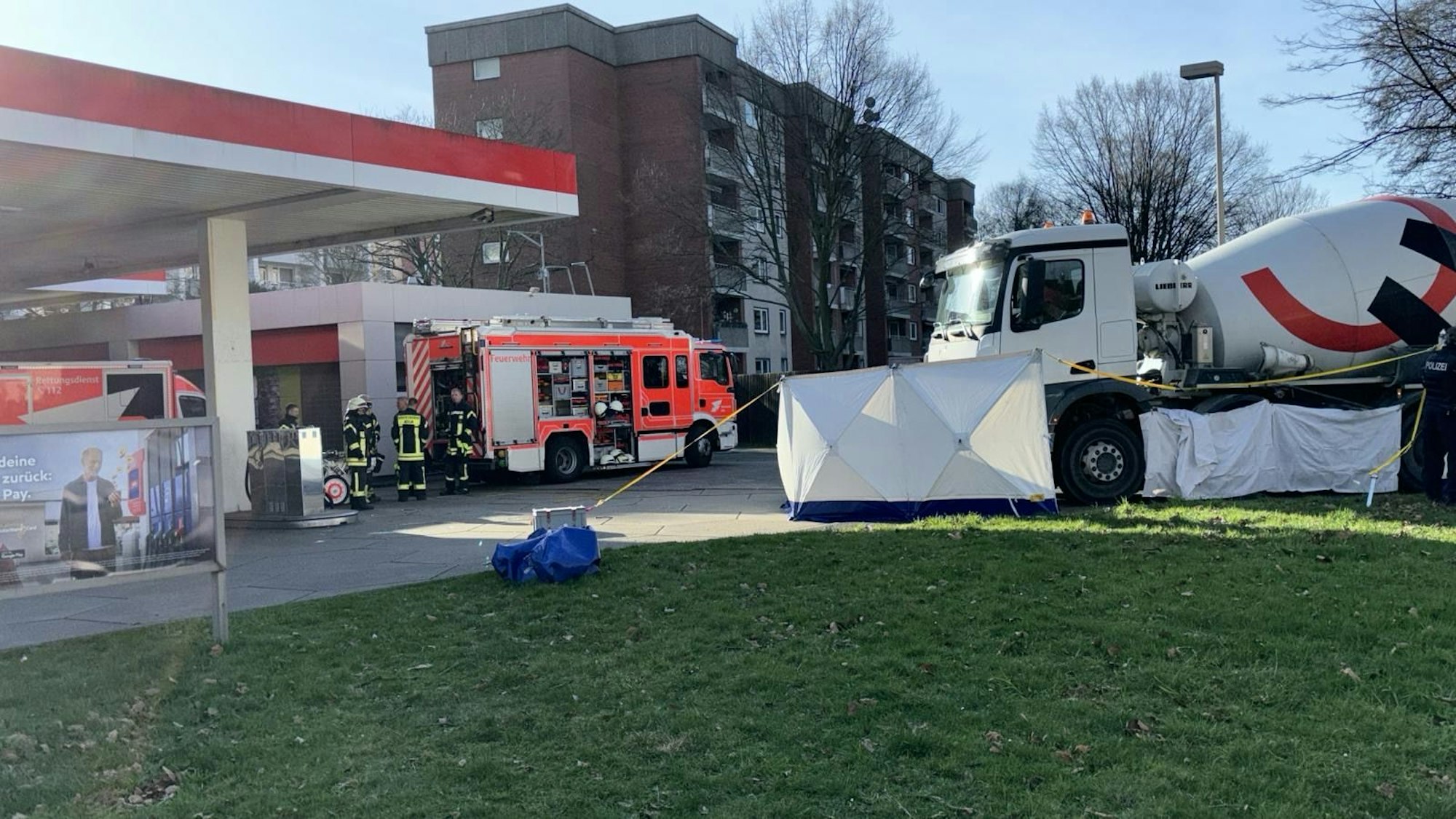 An der Tankstelle am Rendsburger Platz überrollte der Betonmischer die Radfahrerin.