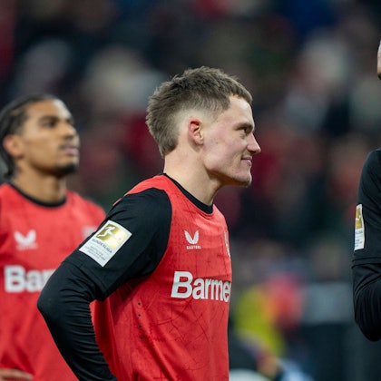 Florian Wirtz Bayer 04 Leverkusen, 10 enttäuscht. Jonathan Tah Bayer 04 Leverkusen, 4 redet mit ihn. 15.02.2025, Bayer Leverkusen - FC Bayern München, Fussball, Bundesliga, GER, Leverkusen, BayArena, Saison 24 25, 22. Spieltag DFL regulations prohibit any use of photographs as image sequences and/or quasi-video. *** Florian Wirtz Bayer 04 Leverkusen, 10 disappointed Jonathan Tah Bayer 04 Leverkusen, 4 talks to him 15 02 2025, Bayer Leverkusen FC Bayern Munich, Football, Bundesliga, GER, Leverkusen, BayArena, Season 24 25, 22 Matchday DFL regulations prohibit any use of photographs as image sequences and or quasi video Copyright: HMBxMedia/xMarcoxBader
