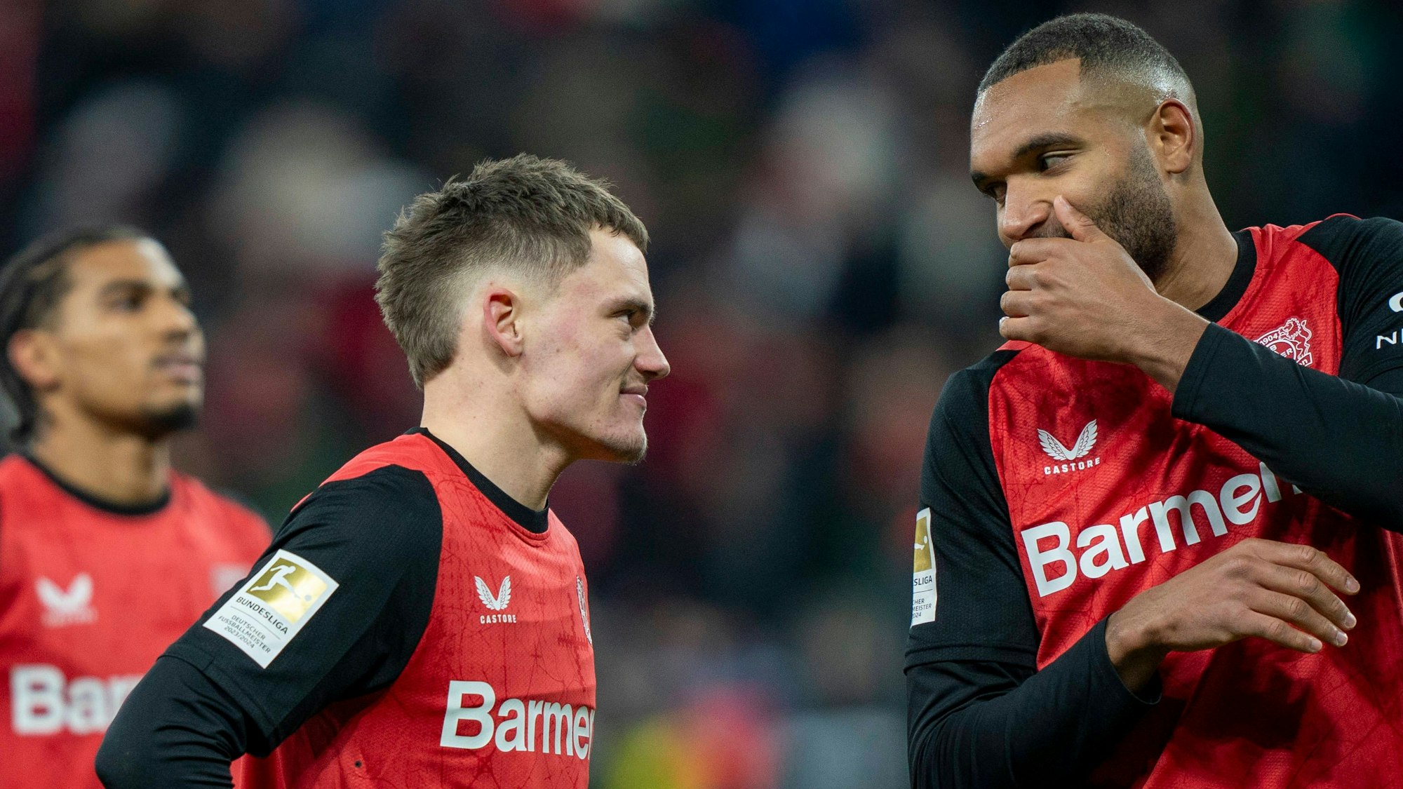 Florian Wirtz Bayer 04 Leverkusen, 10 enttäuscht. Jonathan Tah Bayer 04 Leverkusen, 4 redet mit ihn. 15.02.2025, Bayer Leverkusen - FC Bayern München, Fussball, Bundesliga, GER, Leverkusen, BayArena, Saison 24 25, 22. Spieltag DFL regulations prohibit any use of photographs as image sequences and/or quasi-video. *** Florian Wirtz Bayer 04 Leverkusen, 10 disappointed Jonathan Tah Bayer 04 Leverkusen, 4 talks to him 15 02 2025, Bayer Leverkusen FC Bayern Munich, Football, Bundesliga, GER, Leverkusen, BayArena, Season 24 25, 22 Matchday DFL regulations prohibit any use of photographs as image sequences and or quasi video Copyright: HMBxMedia/xMarcoxBader