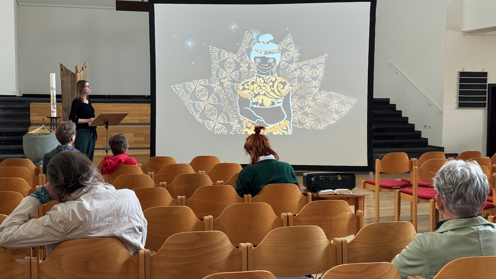 Menschen schauen einer Erzählung zu.