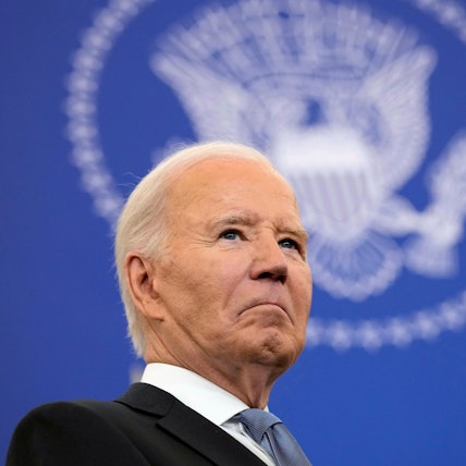 Joe Biden ist von schräg unten fotografiert. Er schaut in die Ferne.