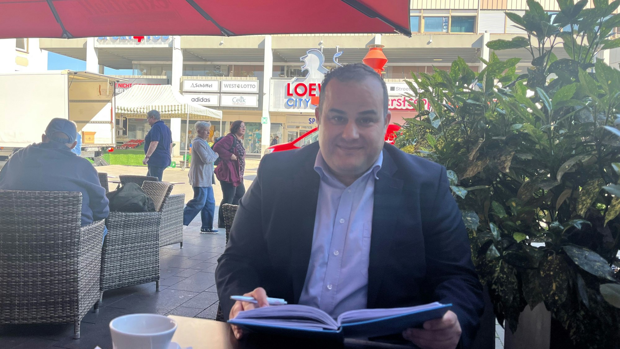 Der Vorsitzende sitzt an einem Tisch in einem Café´.