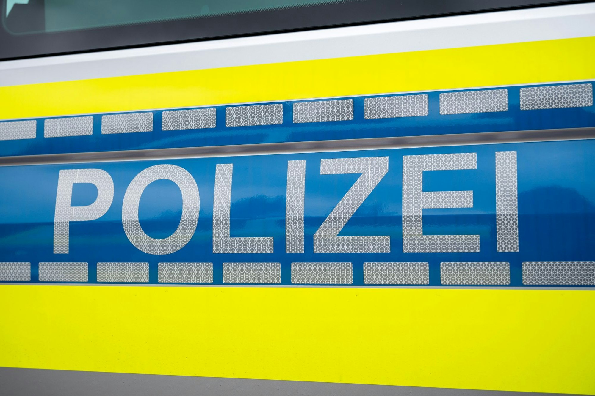 Drei Beteiligte im Alter von 23, 28 und 38 Jahren sind laut Polizei vorläufig festgenommen worden. (Symbolbild)