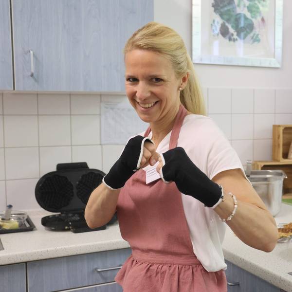 Kampfbereit demonstrierte Christine Latzke-Tech, wie sich gesund ernährte Körperzellen gegen unerwünschte Eindringlinge verteidigen.