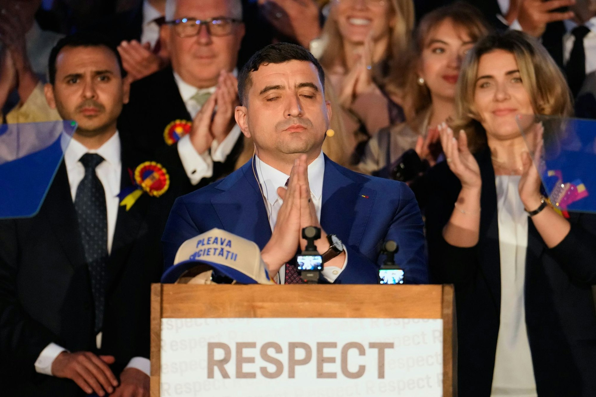Der unterlegene Rechtspopulist Simion hatte sich weit vor dem Ende der Auszählung und entgegen der Prognosen zum Sieger erklärt.